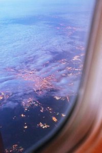 激烈角逐下足球联赛赛况引人注目，球队实力均衡