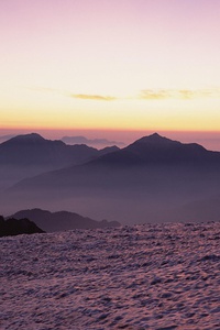 激烈角逐下足球联赛赛况引人注目，球队实力均衡